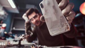 Curso gratuito de reparación de celulares ofrecido por Edutin Academy.