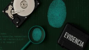 Disco duro, huella digital y maletín de evidencia sobre fondo digital verde.