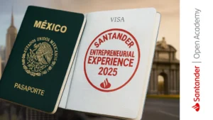 Pasaporte mexicano abierto con sello de la beca Santander Entrepreneurial Experience 2025, con fondo de Madrid y Nueva York.