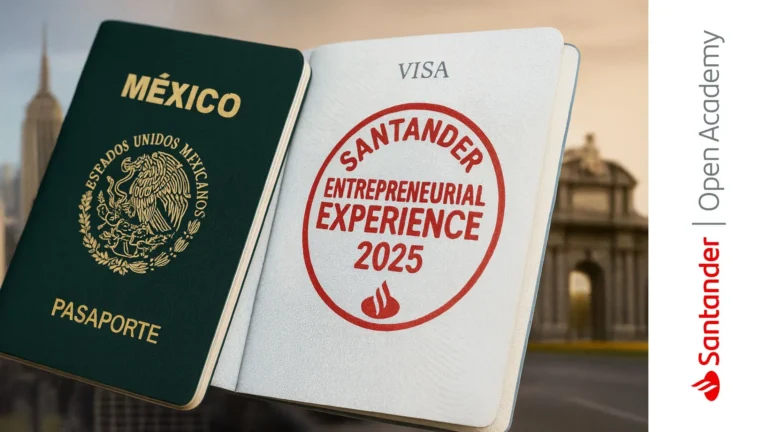 Pasaporte mexicano abierto con sello de la beca Santander Entrepreneurial Experience 2025, con fondo de Madrid y Nueva York.