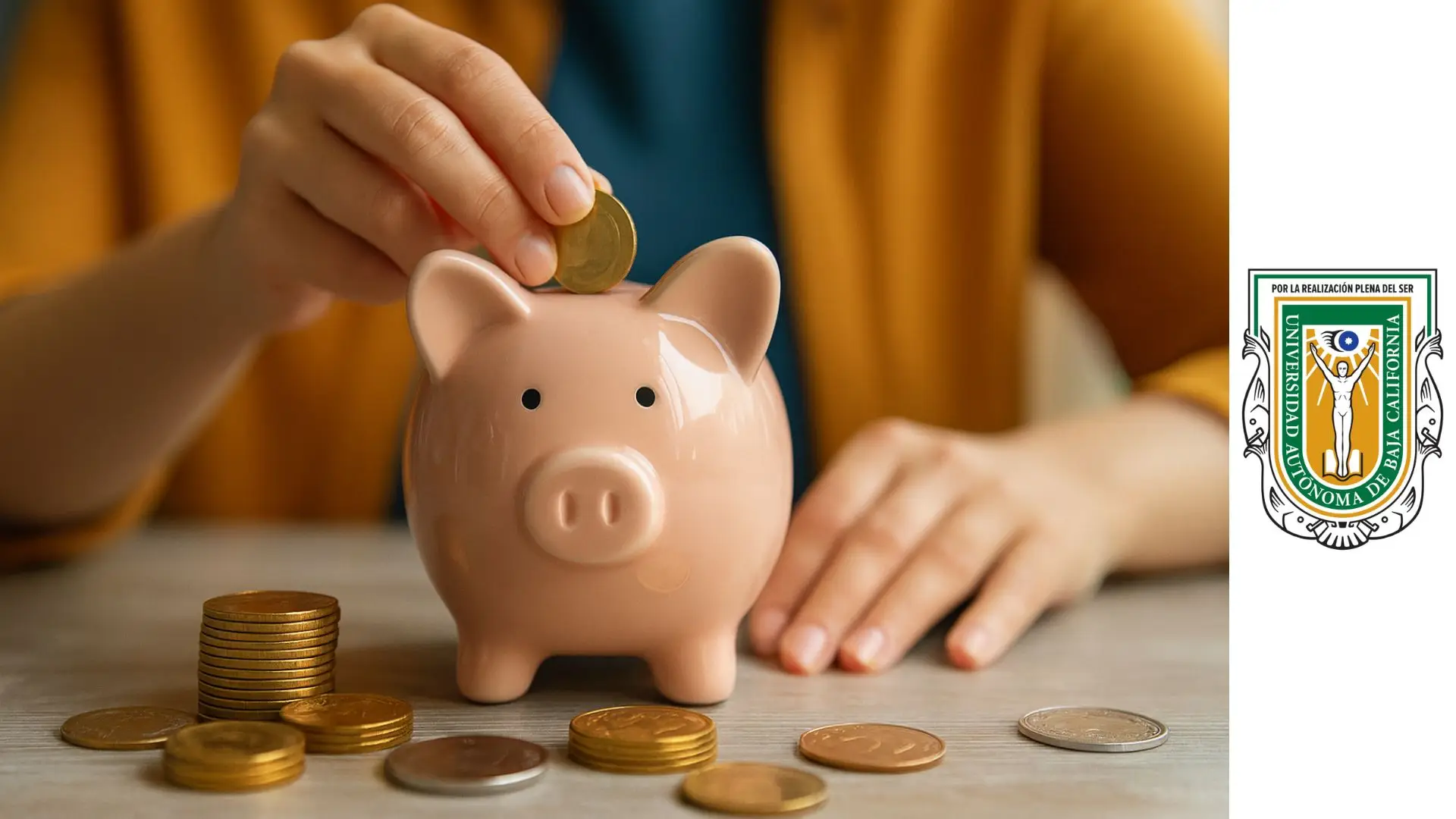 Persona ahorrando dinero al colocar una moneda en una alcancía sobre una mesa con monedas apiladas
