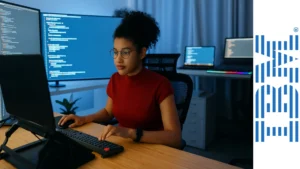 Desarrolladora de software femenina programando en Java en una oficina moderna con múltiples monitores y teclado mecánico