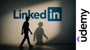 Silueta de un joven caminando hacia una pared iluminada con el logo de LinkedIn proyectado