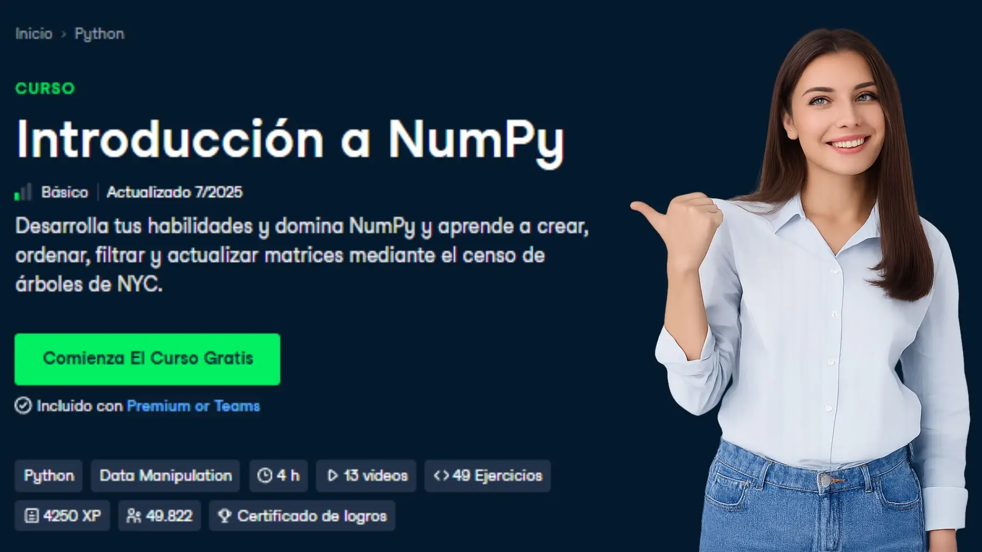 Mujer joven sonriente señalando curso gratis Introducción a NumPy en DataCamp con detalles del aprendizaje en Python