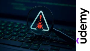 Teclado con luz verde y lupa enfocando símbolo de alerta con insecto