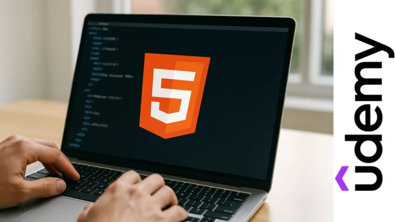 Persona escribiendo en laptop con el logo naranja de HTML en la pantalla, representando aprendizaje inicial en desarrollo web.