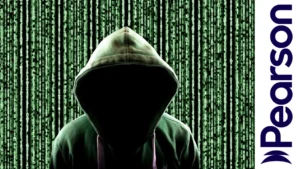 Vista superior de un escritorio tecnológico con laptop, candado metálico y accesorios que representan la seguridad digital