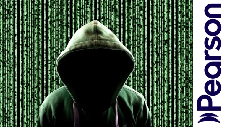 Vista superior de un escritorio tecnológico con laptop, candado metálico y accesorios que representan la seguridad digital