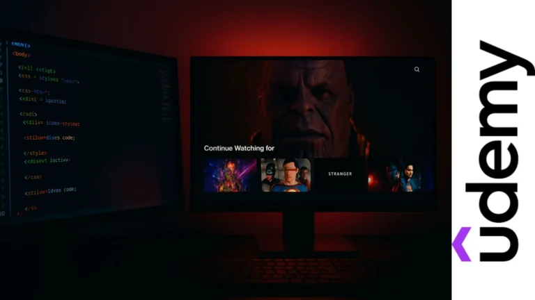 Vista dividida con monitor mostrando líneas de código coloridas y pantalla con interfaz tipo Netflix iluminada en tonos rojos y negros.