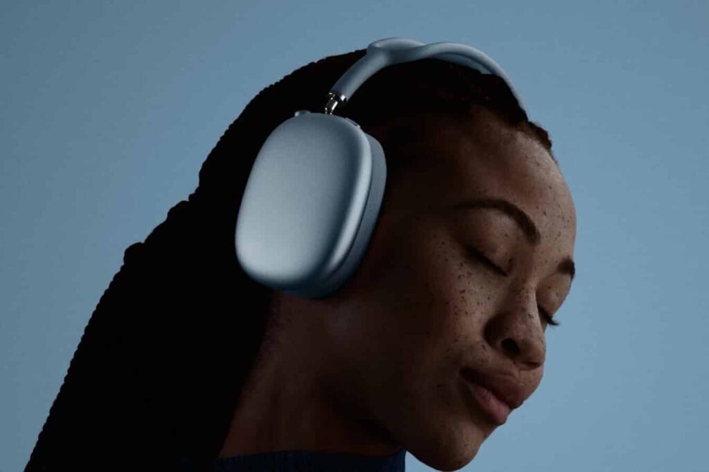 "Los AirPods Max 2 tienen un nuevo amplificador con alto rango dinámico para ofrecer un audio más claro y mantener el increíble sonido característico de los AirPods Max." - Apple